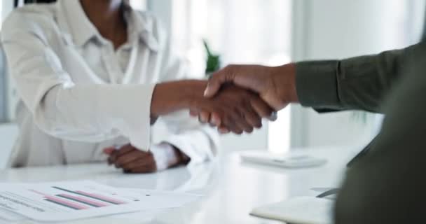 Üzletemberek Kézfogás Megállapodás Csapatmunka Vagy Partnerség Találkozón Vagy Interjún Együttműködés — Stock videók
