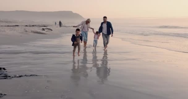 Родители Дети Держаться Руки Бегом Пляж Открытом Воздухе Закате Забавной — стоковое видео