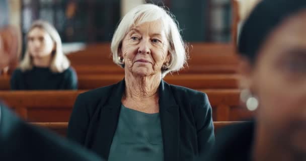 Begravning Kyrka Och Kvinna Senior För Minnesstund Predikan Och Ceremoni — Stockvideo