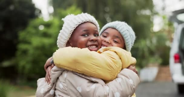 Amor Naturaleza Niños Amigos Abrazándose Para Unirse Cuidar Jugar Juntos — Vídeo de stock
