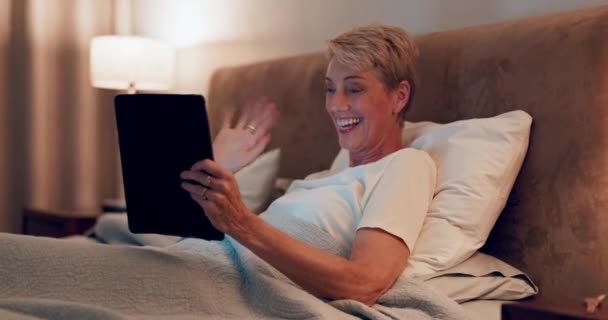 Seniorin Tablet Und Videoanruf Schlafzimmer Der Nacht Mit Voip Kommunikation — Stockvideo