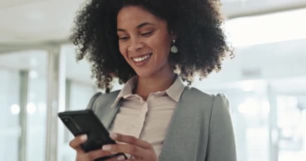 Šťastná Žena Telefon Psaní Kanceláři Pro Sociální Sítě Mobilní Chat — Stock video