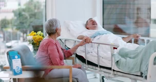 サポートのために病院で古いカップルと手を握る 患者ケアと共感のためのクリニックのシニア男性と女性との医学 リハビリテーション — ストック動画