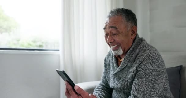 Senior Mand Videoopkald Bølge Med Smil Hjem Eller Kommunikation Internettet – Stock-video
