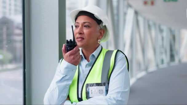 Mulher Madura Rádio Comunicação Trabalhador Construção Civil Instrução Manutenção Com — Vídeo de Stock