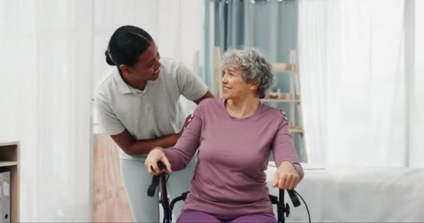 Fisioterapia Médico Consultoría Con Enfermera Con Anciana Para Ayuda Lesión — Vídeo de stock