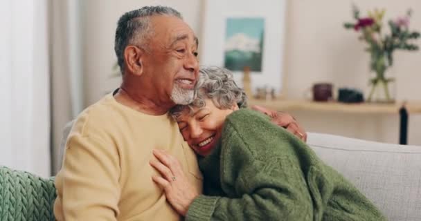 Miłość Uścisk Małżeństwo Starsza Para Kanapie Uśmiechem Rocznica Czas Spędzony — Wideo stockowe