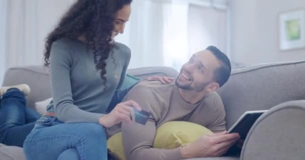Konuşmak Tablet Sosyal Medyadan Birkaç Kişi Evde Birlikte Kanepeye Oturup — Stok video