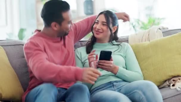 Ζευγάρι Αγκαλιά Και Μιλήσουμε Στον Καναπέ Τηλέφωνο Για Μέσα Κοινωνικής — Αρχείο Βίντεο