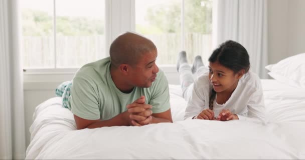 Rodina Ložnice Konverzace Tátou Mladou Dívkou Spojením Rodičovskou Láskou Péčí — Stock video