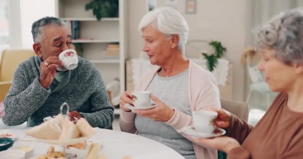 Rozmowa Starszy Przyjaciel Herbatą Domu Rozmowa Więź Emeryturze Szczęśliwe Razem — Wideo stockowe