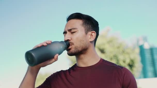 Fitness Gezondheid Buiten Man Drinkwater Voor Sport Dorst Hydratatie Workout — Stockvideo
