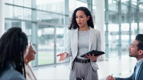 Wanita Bisnis Manajer Dan Tablet Untuk Pertemuan Presentasi Manajemen Alur — Stok Video