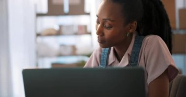 Uzaktan çalışma, dizüstü bilgisayar ve internette araştırma, düşünme ve iş fikirleri olan siyah bir kadın. Planlama, web arama ve Afrikalı bağımsız öğrenme çevrimiçi, web sitesi ve merkez ofiste lider nesil