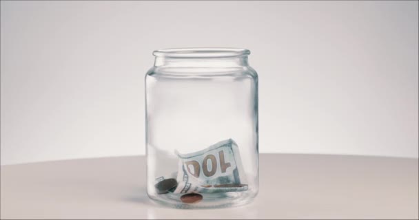 Üveg Üveg Kéz Pénzzel Megtakarításokkal Befektetésekkel Növekedéssel Nyereséggel Asztalon Készpénz — Stock videók