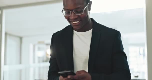 在办公室为社交网络 有趣的移动聊天或数字联系提供快乐的商务人士 手机和打字服务 非洲员工用智能手机大笑 阅读笑话 并在应用程序上搜索媒体信息 — 图库视频影像