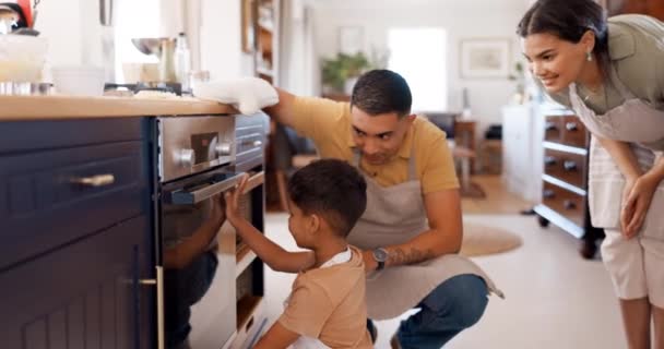 Koken Oven Hulp Met Familie Keuken Bakken Voor Ondersteuning Koekjes — Stockvideo