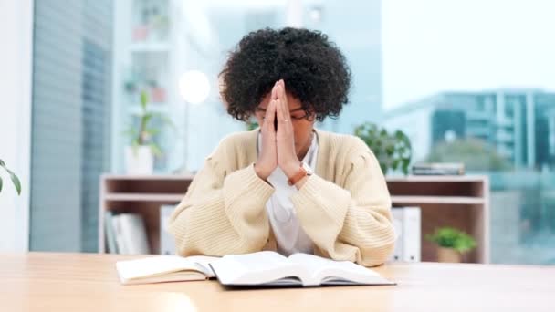 Bíblia Adoração Mulher Negócios Escritório Orando Com Esperança Gratidão Obrigado — Vídeo de Stock