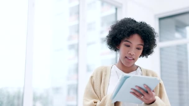 Tableta Mujer Negocios Oficina Con Planificación Web Investigación Digital Lugar — Vídeos de Stock