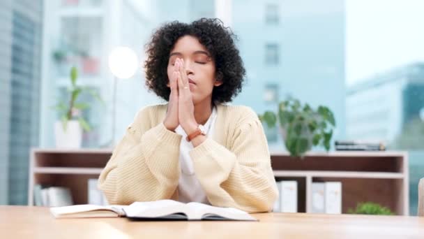 祈祷与商界女性在位 强调祈祷寻求帮助 指引或希望 祈祷和女雇员 带着一本神圣的书 寻求奇迹 结果或回顾 反馈或贷款批准 — 图库视频影像