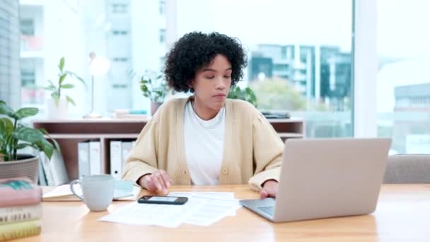 Bütçe Için Kadın Telefon Laptop Belgeler Veya Mali Inceleme Için — Stok video