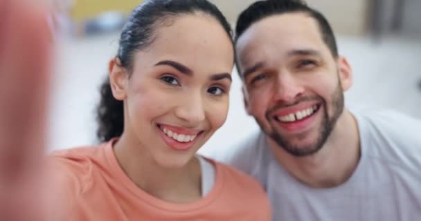 Selfie Paar Und Zuhause Mit Gesicht Lächeln Und Profilbild Für — Stockvideo