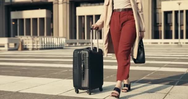 建物または旅行のための都市の屋外のビジネスのためのスーツケースが付いている足 女性および歩くこと キャリアの旅や仕事のために通勤するための手順と荷物付きのプロフェッショナル 人格とフィート — ストック動画