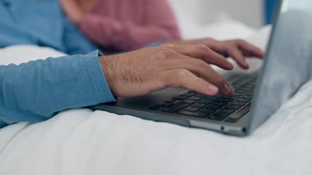Cama Casal Mãos Ampliam Laptop Para Mídias Sociais Compras Line — Vídeo de Stock