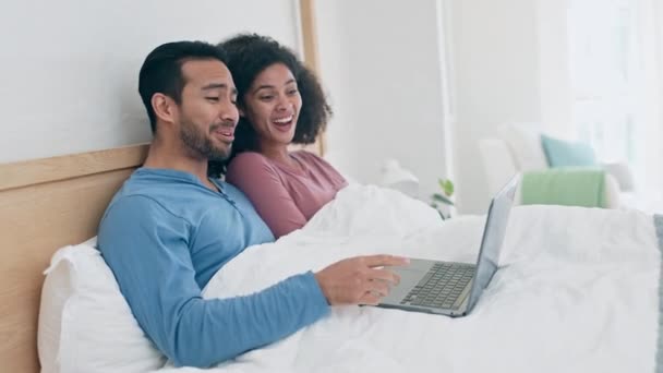 Ευτυχία Αγάπη Και Ζευγάρι Ένα Κρεβάτι Laptop Για Ταινίες Streaming — Αρχείο Βίντεο