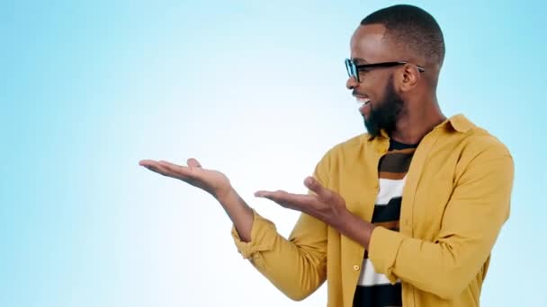 Siyah Adam Maket Reklam Sunumuna Işaret Ediyor Bilgi Mavi Arka — Stok video
