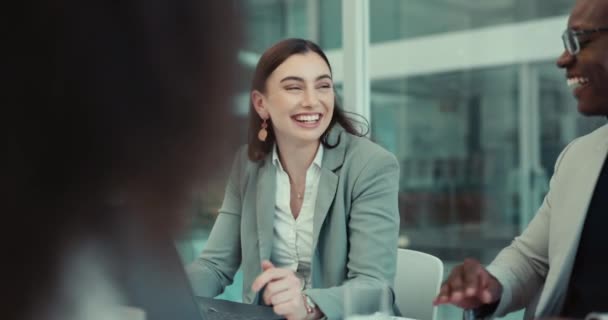 ビジネスミーティング チームコラボレーション ハッピーな女性は 面白いジョーク または提案アイデアを聞いています 戦略コミュニケーション 企業グループ プロフェッショナルな人材が社員の笑顔に — ストック動画