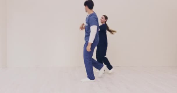 Casal Sorriso Enfermeira Dançando Juntos Hospital Para Cuidados Saúde Bem — Vídeo de Stock