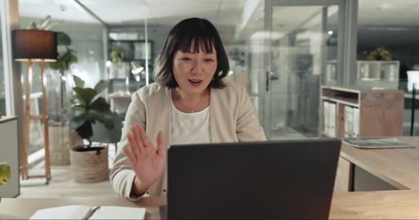 ビデオ通話 ラップトップ ビジネスアジアの女性がオフィスで議論 オンラインチャット コミュニケーション バーチャルミーティング ワーカーは チームプロジェクト ネットワーキングのためのPcに挨拶します — ストック動画
