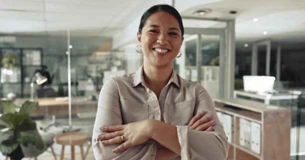 Femeia Afaceri Brațele Încrucișate Fața Fericită Unui Angajat Corporativ Birou — Videoclip de stoc