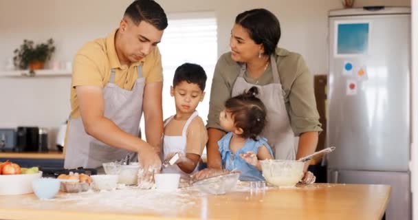 Cottura Famiglia Genitori Con Bambini Cucina Insieme Imparano Cucinare Con — Video Stock