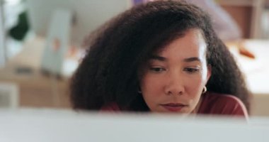 Laptop, yüz ve ofisinde iletişim ya da ağ kurmak için e-posta okuyan bir iş kadını. Bilgisayar, web sitesi ya da masasında online rapor üzerinde çalışan genç bir çalışanın bilgileri.