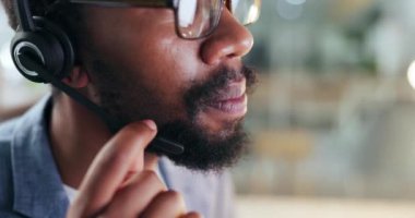 İnsan ağzı, tele pazarlama ve müşteri hizmetleri iletişimi, danışmanlık yardımı veya çağrı merkezinde CRM soruları. Telekom tavsiyesi için Afrikalı satıcıya yakın çekim, yüz ya da mikrofon.