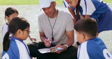 Koç, pano ve çocuklar sahada maç, maç ve antrenman için hazırlık yapın. Spor, takım çalışması ve küçük çocuklar antrenman formasyonu, egzersiz ve turnuva için planlama için bir araya geliyorlar..