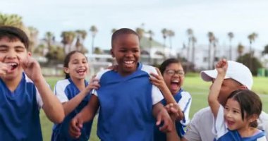 Kutlama, takım ve futbol sahada çocuklar, gurur ve açık havada mutluluk ve takım çalışması ile kazanmak. Yüz, çocuklar ve maç için heyecanlı gülümseme ya da futbol, spor ve çeşitlilik.