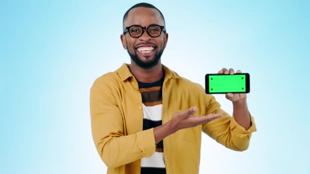 Schwarzer Mann Zeigen Und Telefonieren Green Screen Der Werbung Oder — Stockvideo