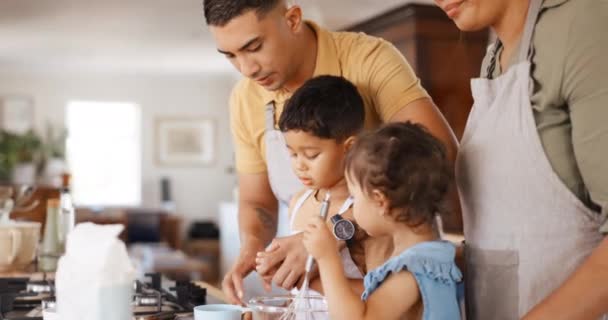 Κουζίνα Μάθηση Και Γονείς Ψήσιμο Παιδιά Ένα Τραπέζι Μαζί Για — Αρχείο Βίντεο