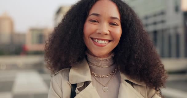 Cara Sorriso Uma Mulher Negra Negócios Cidade Para Liberdade Oportunidade — Vídeo de Stock