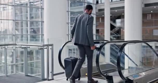 商务人员 行李和机场自动扶梯 用于行走 全球旅行和纽约国际航班时刻表 企业家 台阶和手提箱 后排和酒店 用于工作假期 — 图库视频影像