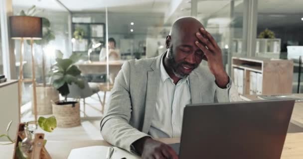 Hombre Negro Los Negocios Dolor Cabeza Portátil Con Estrés Fracaso — Vídeos de Stock