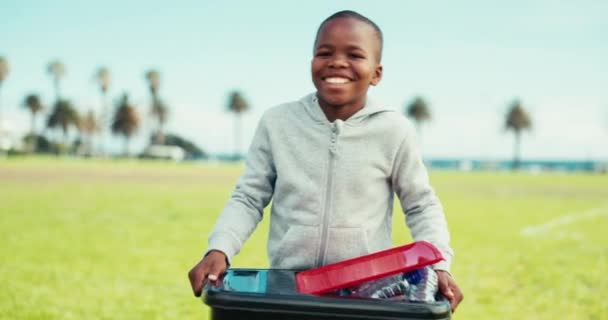 Criança Negra Feliz Bin Reciclagem Natureza Para Serviço Comunitário Voluntariado — Vídeo de Stock