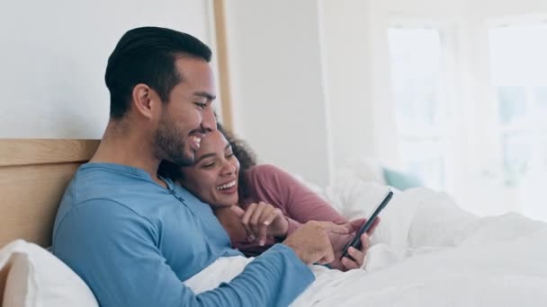 ハッピー ベッド 異人種間のカップルとインターネットのための電話 接続とウェブ上のタイピング 男と女はミームやストリーミングのための寝室のモバイルアプリで笑う — ストック動画