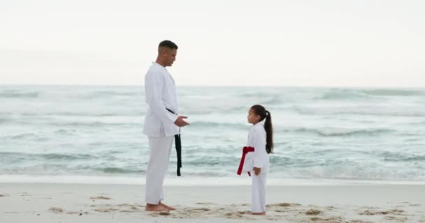 Mar Maestro Karate Aprendizaje Niños Artes Marciales Lucha Defensa Propia — Vídeos de Stock