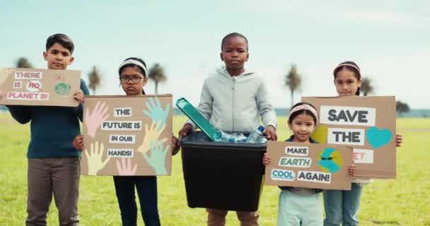 Grupa Dzieci Plakat Dotyczący Recyklingu Park Twarzą Głosowaniem Lub Opinią — Wideo stockowe