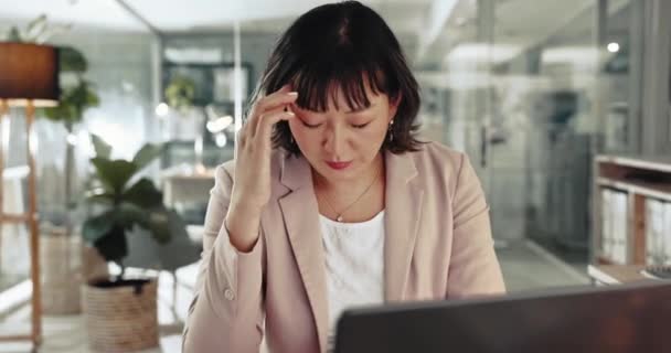 女商人 笔记本电脑因错误 疲倦和脑力激荡而头疼 404点故障和办公室的挑战 有压力 疲倦和偏头痛的电脑上沮丧的亚裔员工 — 图库视频影像