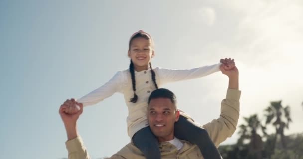 Strand Séta Apa Boldog Gyerek Vállán Kötődés Szórakozást Játék Reggeli — Stock videók